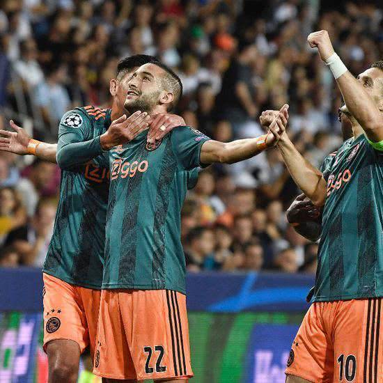 也突显出巴 也突显出巴